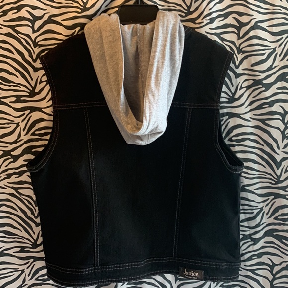 🏷️ 3 for $10
Black jean sleeveless jacket with gray hoodie - Picture 7 of 16